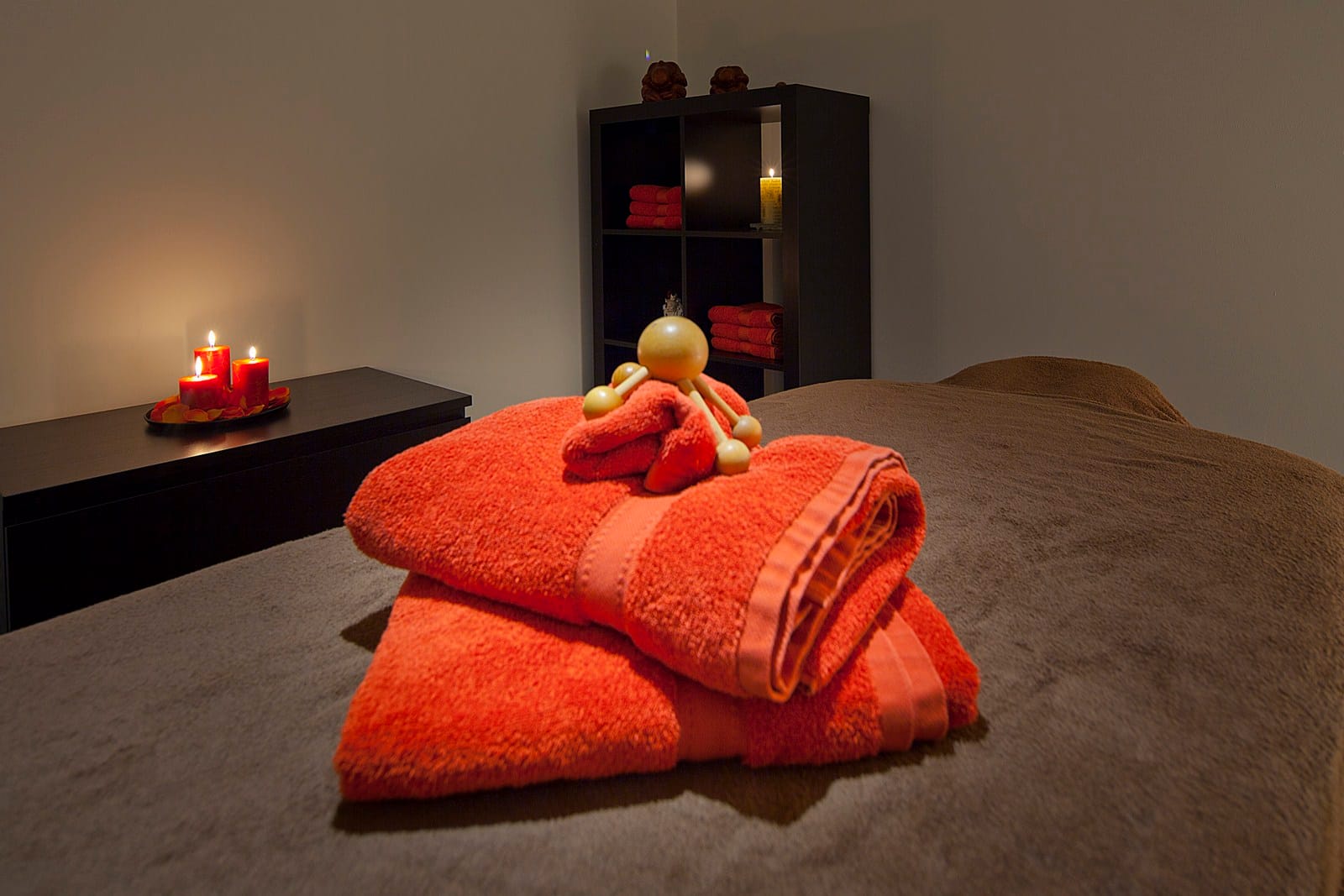 Sfeerbeeld bij de Hot Stone massage met verwarmde stenen