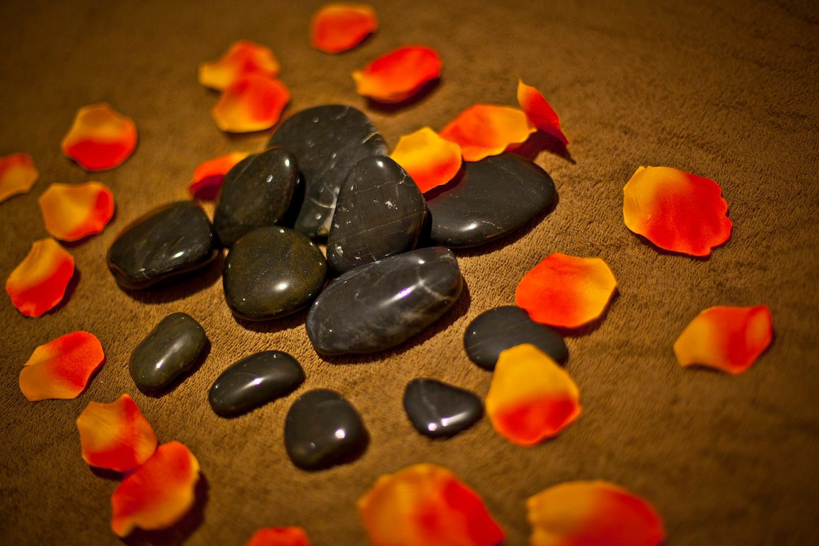 Sfeerbeeld bij de Hot Stone massage met verwarmde stenen